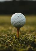 Golfball auf einem Tee