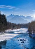 Winter im Allgäu - Schneebedeckte Berge und ein klarer Fluss