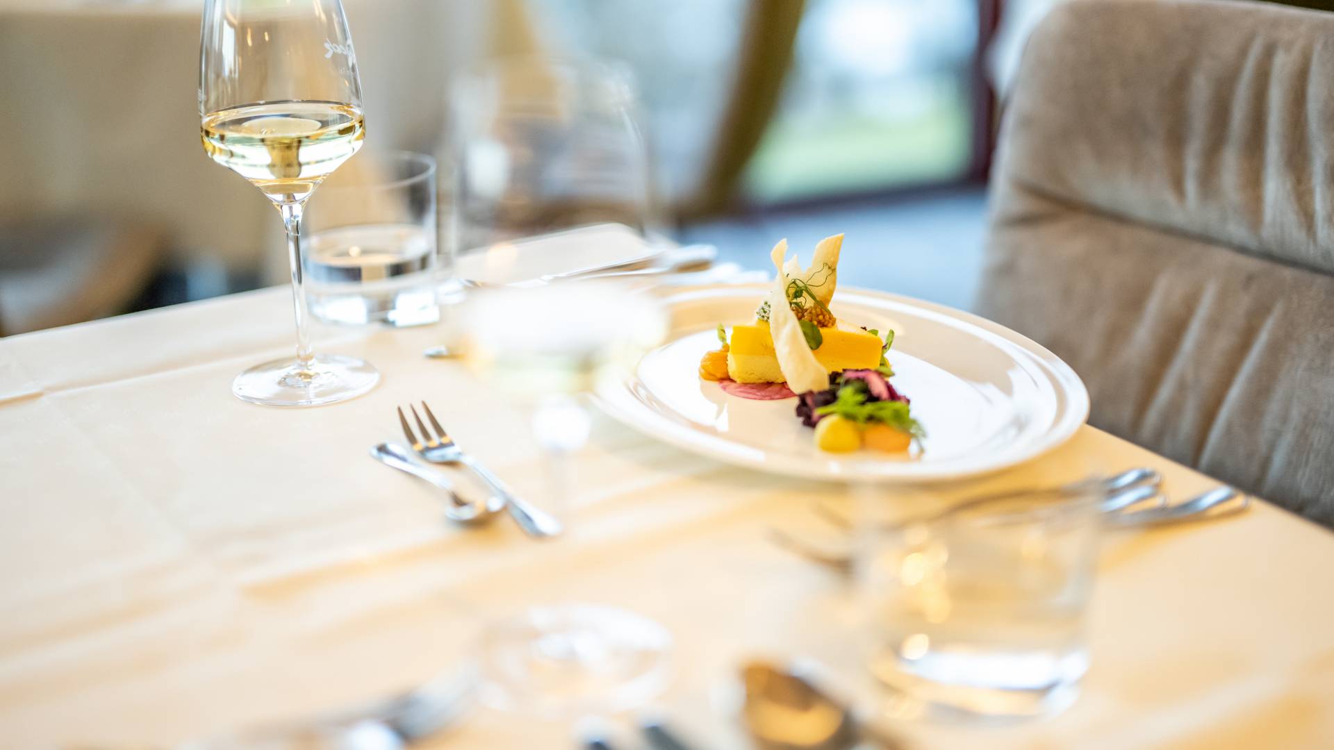 Gehobenes Essen auf einem Teller im Hotelrestaurant