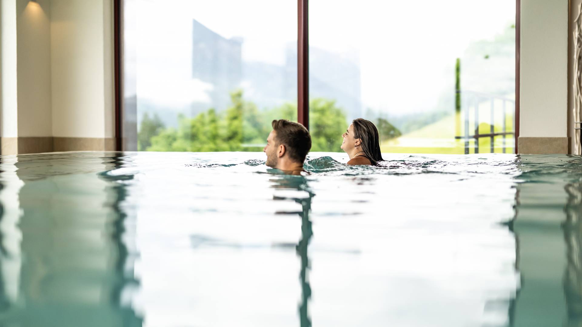 Personen schwimmen in einem Pool