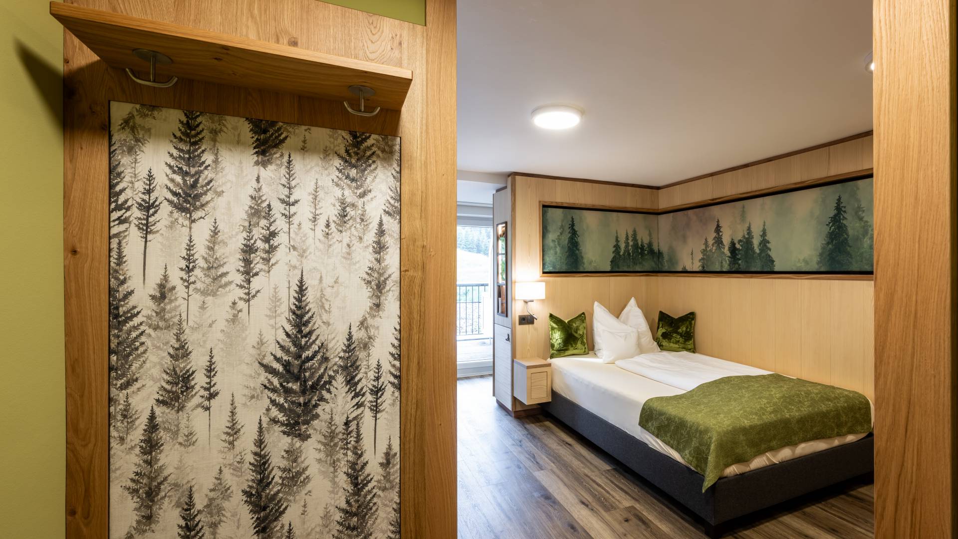 Modernes Einzelzimmer im Hotel Tanneck mit vielen grünen Elementen