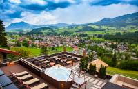 Außenterrasse mit Whirlpool und Liegestühlen am Tanneck