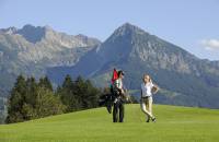 Paar beim golfen im Hintergrund die Allgäuer Berge