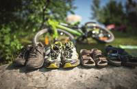 Wanderschuhe der Familie auf einem Stein