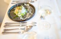 Fine Dining gerichteter Teller auf gedeckten Tisch