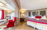 Hotelzimmer mit roten Elementen in Fischen