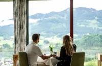 Paar genießt die Aussicht vom Restauranttisch aus auf die Berge