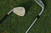 Golfschläger liegend im Gras