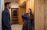 Paar im Bademantel stehen im Saunabereich des Hotels Tanneck