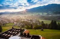 Panoramabild auf Fischen im Allgäu mit untergehender Sonne an der Bergkette