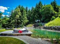 Airpark im Hotel Tanneck mit Badeteich und Liegewiese am Waldrand