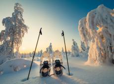 Schneeschuh Equipment steckt im Schnee
