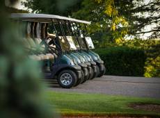 Golfcars geparkt auf einem Golfplatz