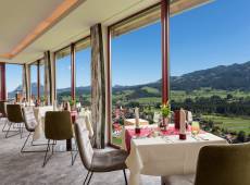 Hotelrestaurant im Tanneck mit großen Panoramafenstern
