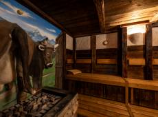 Sauna mit den Titel Kuhstall und Wandbild einer Kuh im Hotel Tanneck