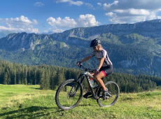 Frau ist mit ihrem Mountainbike unterwegs in Allgäuer Berglandschaft