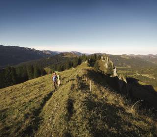Personen wandern entlang eines Gratsteigs im Allgäu