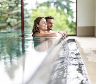 Paar unterhält sich im Pool