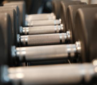 Nahaufnahme von Hanteln 