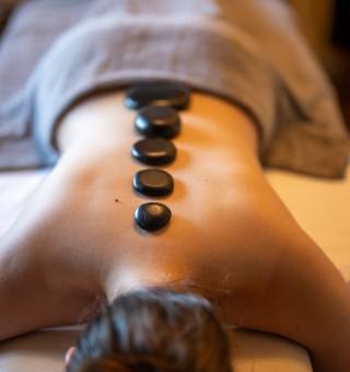Person erhält eine Hot Stone Massage