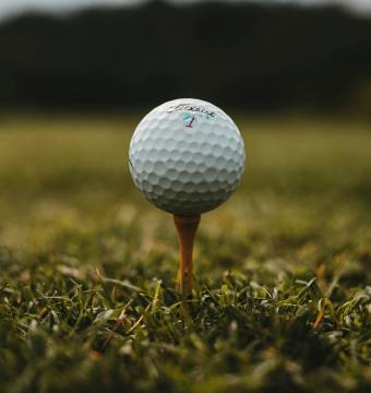 Golfball auf einem Tee