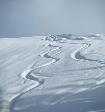 Schnee mit Langlauf Spuren der Ski
