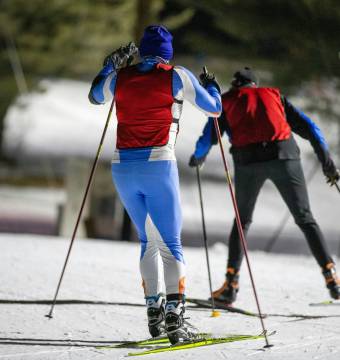 Personen beim Skilanglauf