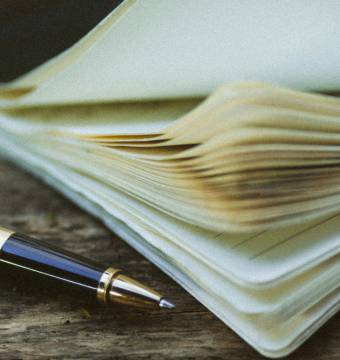 Nahaufnahme eines Notizheftes mit einem Kugelschreiber nebenan