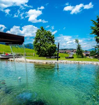 Hundebadeteich im Hotel Tanneck mit Blick auf Fischen im Allgäu
