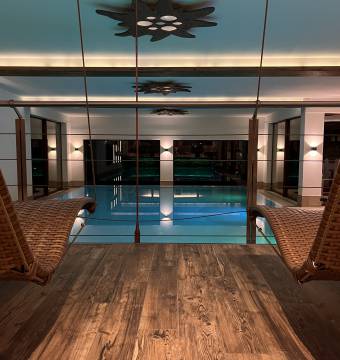 Aussicht von der Empore im Wellnesshotel Tanneck auf den Innenpool