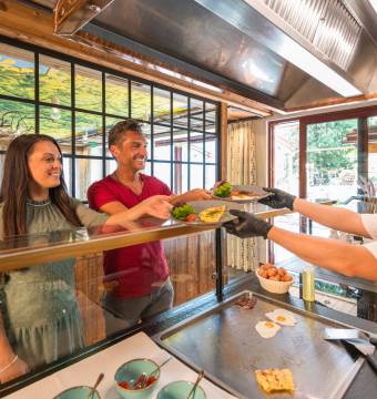 Koch überreicht Eierspeisen an die Hotelgäste