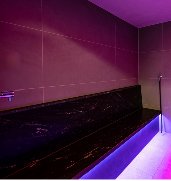 Dampfbad mit lila Beleuchtung
