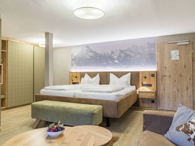 Hotelzimmer Edelweiss ausgestattet mit heller Berleuchtung