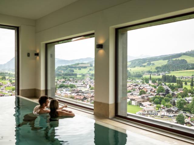 Innenpool mit großen Panorama Fenster und Blick auf das Tal Fischen