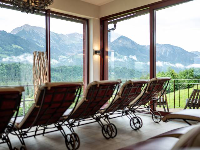 Liegebereich mit Panoramablick auf die umliegenden Bergen