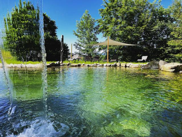 Naturteich mit Wasserfall im Hotel Tanneck