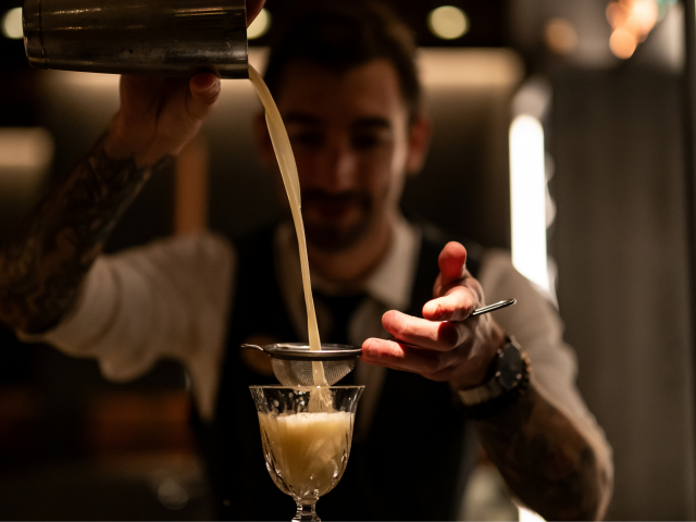 Barkeeper bereitet einen Cocktail vor