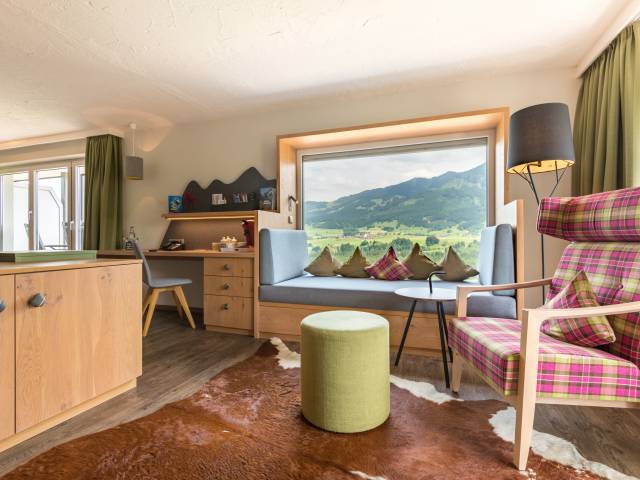 Rose karierter Sessel in modernen Hotelzimmer mit Panoramafenster