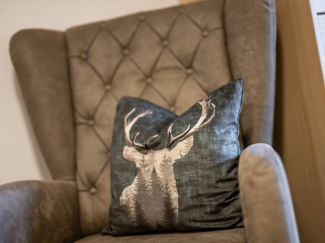 Nahaufnahme Sessel mit Hirschprint auf einem Sessel