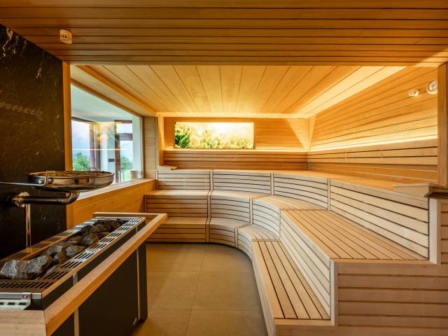 Moderne Sauna mit automatischen Aufgusssystem