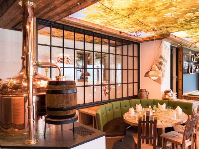 Gemütliche Sitzecke im Restaurant neben einem alten Schnapskessel 