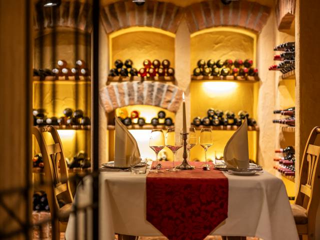 Romantisches Ambiente im Weinkeller mit einem eingedeckten Tisch