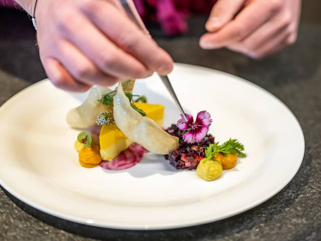 Ein bunter Teller an Essen filigran angerichtet