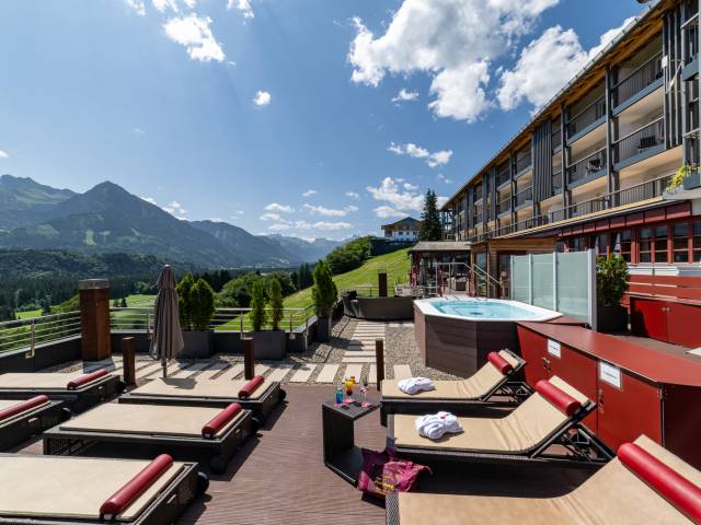 Liegebereich mit Blick auf die Berge und Whirlpool