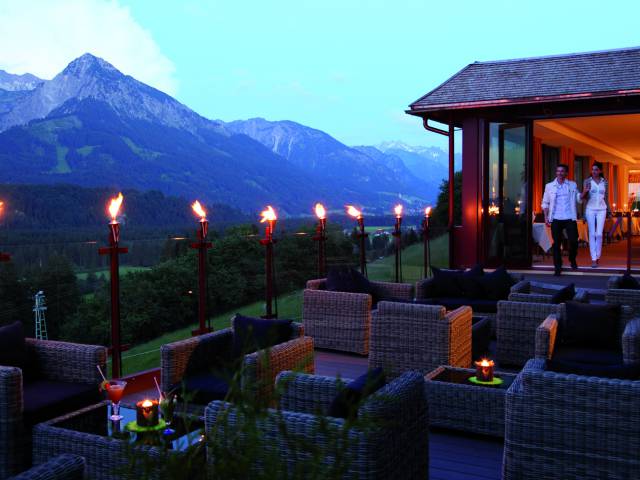 Loge auf dem Dach mit Fackeln und Bergpanorama