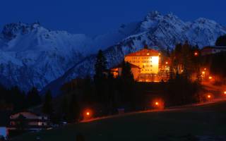 Hotel Tanneck im Winter bei Nacht