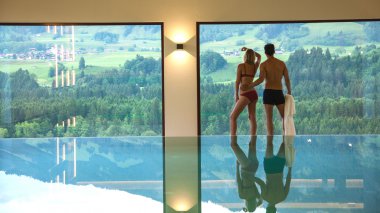 Paar genießt den Ausblick im Wellnessbereich