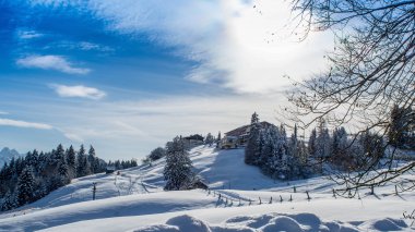 Das Hotel im Schnee